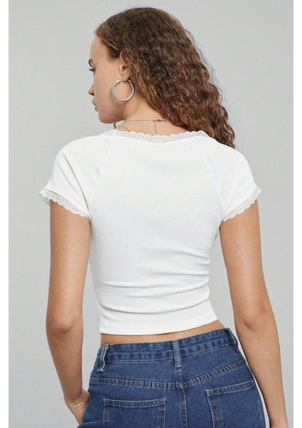 Kadın Beyaz Göğsü ve Kolları Dantelli Fiyonklu Kısa Kol Crop Top Bluz fiyatları