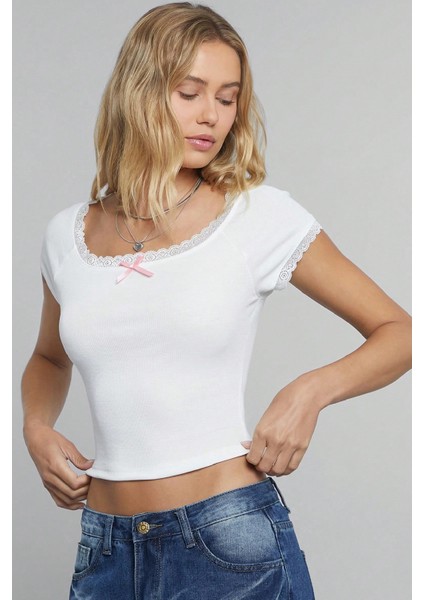 Kadın Beyaz Göğsü ve Kolları Dantelli Fiyonklu Kısa Kol Crop Top Bluz fırsatları