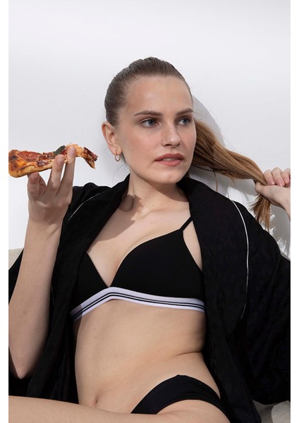 Genç Kız Garson Siyah Sütyen 1566