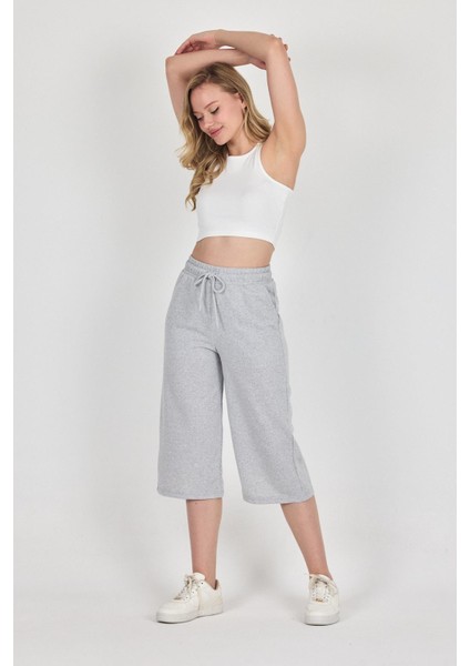 Yüksek Bel Cepli Rahat Kesim Mevsimlik Kadın Diz Altı Bermuda Gri Kapri Şort fiyatları