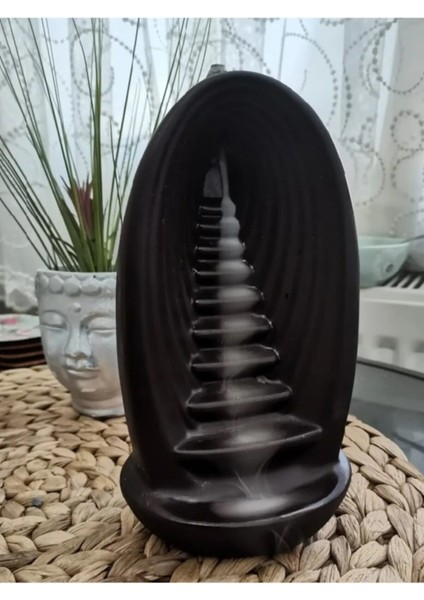 Siyah Odada Kullanışlı, Şık ve Hoş Kokulu Merdiven Tasarımı