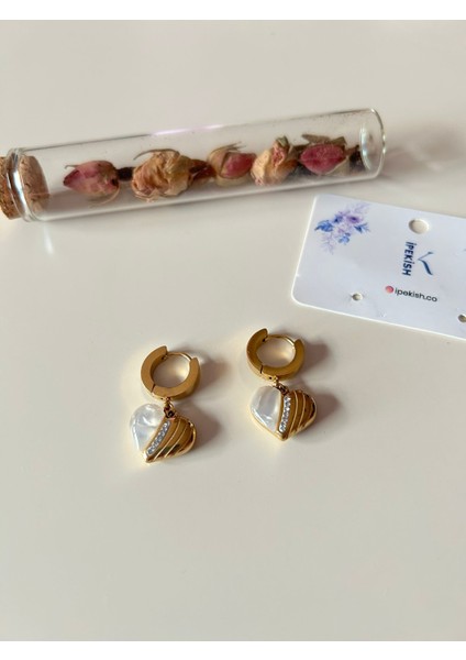 Zirkon Taşlı Kalp Sallantılı Gold Orta Boy Halka Küpe – Zarif, Romantik ve Paslanmaz Çelik