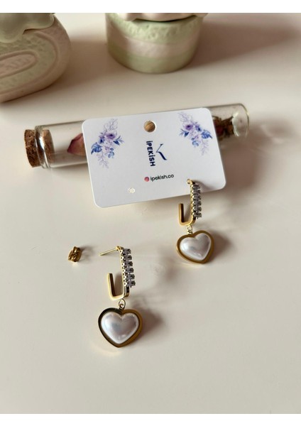 Beyaz Kalp Sallantılı Gold Renk Çivi Kapamalı Küpe – Zirkon Taşlı, Zarif ve Paslanmaz Çelik