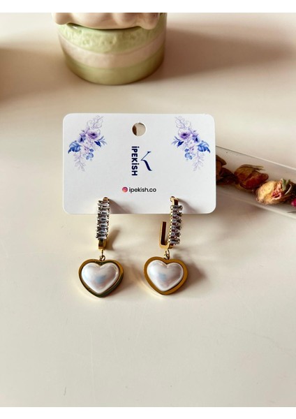 Beyaz Kalp Sallantılı Gold Renk Çivi Kapamalı Küpe – Zirkon Taşlı, Zarif ve Paslanmaz Çelik fiyatları