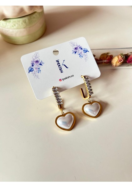 Beyaz Kalp Sallantılı Gold Renk Çivi Kapamalı Küpe – Zirkon Taşlı, Zarif ve Paslanmaz Çelik modelleri