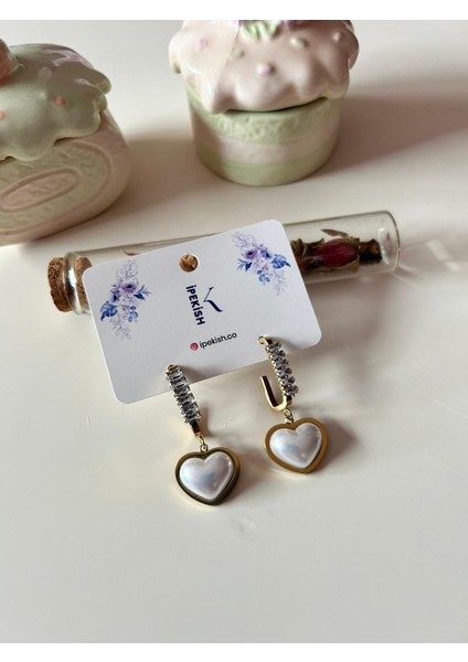 Beyaz Kalp Sallantılı Gold Renk Çivi Kapamalı Küpe – Zirkon Taşlı, Zarif ve Paslanmaz Çelik fırsatları