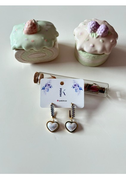 Beyaz Kalp Sallantılı Gold Renk Çivi Kapamalı Küpe – Zirkon Taşlı, Zarif ve Paslanmaz Çelik indirimleri