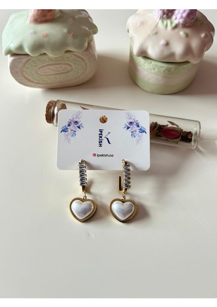 Beyaz Kalp Sallantılı Gold Renk Çivi Kapamalı Küpe – Zirkon Taşlı, Zarif ve Paslanmaz Çelik