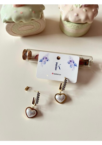 Beyaz Kalp Sallantılı Gold Renk Çivi Kapamalı Küpe – Zirkon Taşlı, Zarif ve Paslanmaz Çelik