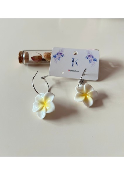 Lotus Figürlü Beyaz Renk Klipsli Orta Boy Küpe