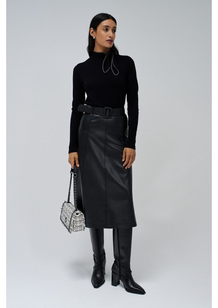 Yuvarlak Yaka Standart Işlemeli Siyah Kazak Kadın 21008893