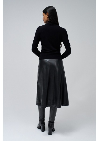 Yuvarlak Yaka Standart Işlemeli Siyah Kazak Kadın 21008893 indirimleri