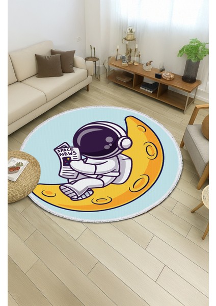 Çocuk Odası Halısı – Ay Üzerinde Gazete Okuyan Astronot Deseni | Kaymaz Tabanlı | Mavi Zemin