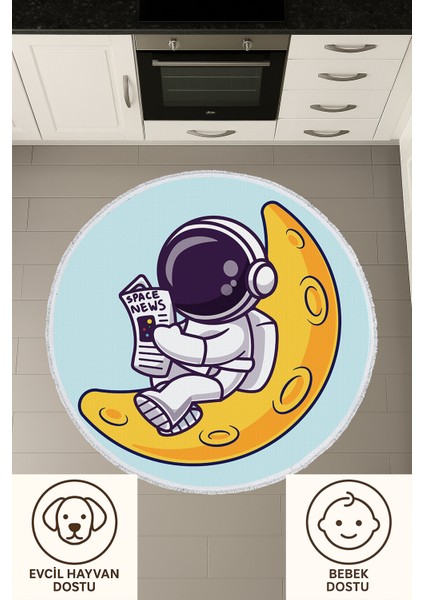 Çocuk Odası Halısı – Ay Üzerinde Gazete Okuyan Astronot Deseni | Kaymaz Tabanlı | Mavi Zemin fiyatları