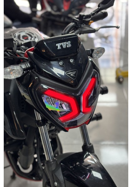 Kırmızı Far Filmi Sticker, Tvs Raider Gündüz Ledi Için Parlak ve Şık Tasarım