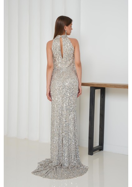 Pul Işlemeli Halter Yaka Balık Abiye Gümüş Elbise modelleri