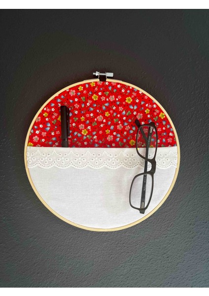 🌿"kasnakta Nostalji"-Sessiz Renkler Tarafından Tasarlanmış Cepli El Yapımı Kumaş Duvar Süsü (27 cm Ahşap Kasnak)