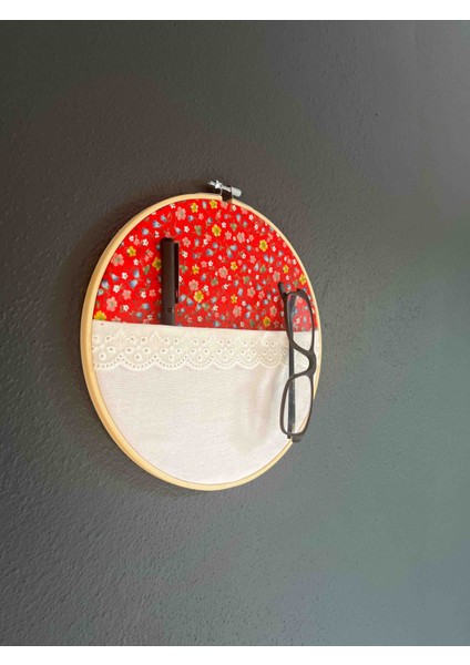 🌿"kasnakta Nostalji"-Sessiz Renkler Tarafından Tasarlanmış Cepli El Yapımı Kumaş Duvar Süsü (27 cm Ahşap Kasnak)