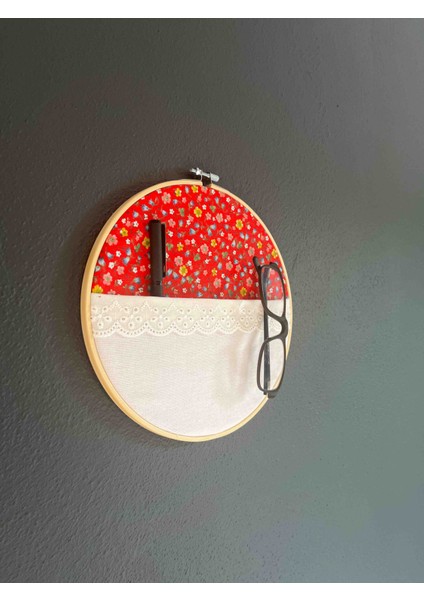 🌿"kasnakta Nostalji"-Sessiz Renkler Tarafından Tasarlanmış Cepli El Yapımı Kumaş Duvar Süsü (27 cm Ahşap Kasnak)