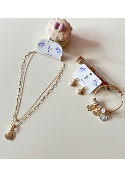 Gold Renk Paslanmaz Çelik Inci Boncuk Zincirli Kalp Sallantılı Kolye, Beyaz Zirkon Taşlı Kalp Sallantılı Çivi Küpe ve Kalp Detaylı Charm Bileklik 3’lü Set