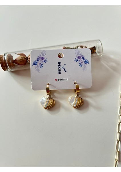 Gold Renk Paslanmaz Çelik Inci Boncuk Zincirli Kalp Sallantılı Kolye, Beyaz Zirkon Taşlı Kalp Sallantılı Çivi Küpe ve Kalp Detaylı Charm Bileklik 3’lü Set modelleri