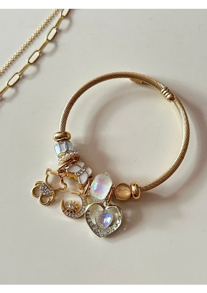 Gold Renk Paslanmaz Çelik Inci Boncuk Zincirli Kalp Sallantılı Kolye, Beyaz Zirkon Taşlı Kalp Sallantılı Çivi Küpe ve Kalp Detaylı Charm Bileklik 3’lü Set