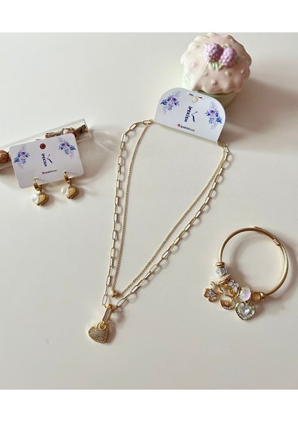 Gold Renk Paslanmaz Çelik Inci Boncuk Zincirli Kalp Sallantılı Kolye, Beyaz Zirkon Taşlı Kalp Sallantılı Çivi Küpe ve Kalp Detaylı Charm Bileklik 3’lü Set