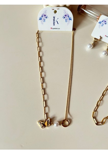 Kelebek Figürlü Sallantılı Çift Zincirli Gold Renk Paslanmaz Çelik Kolye, Kelebek Sallantılı Gold Renk Çelik Küpe ve Ince Gold Renk Çelik Bileklik 3’lü Set