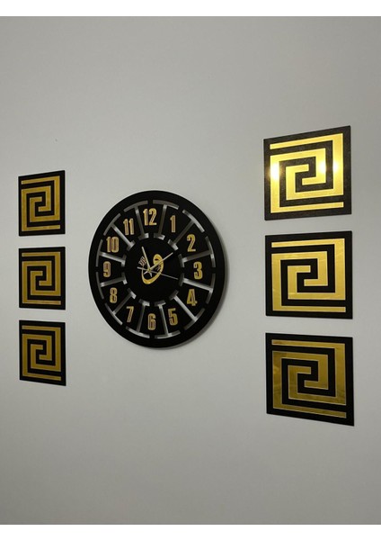 Şık Siyah ve Gold Aynalı Pleksiglass Vav Kelamı Duvar Saati 80X60 cm indirimleri