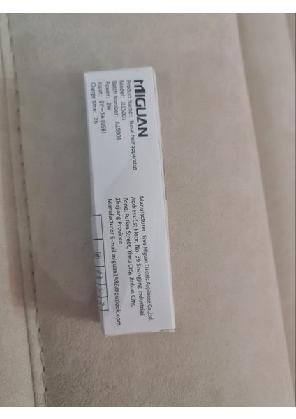 USB şarjlı burun, kulak tüy kesme ve kaş şekillendirme cihazı. Siyah Beyaz Şık Tasarım 500mAh lityum pil ile uzun ömürlü kullanım sunar. Pratik, güvenli ve çok yönlü yüz bakımı için ideal bir çözüm!