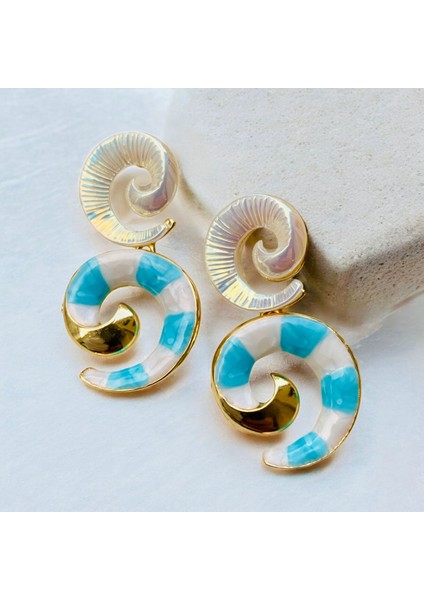 Renkli Mineli Taşlı Altın Renk Çivi Kilitli Sallantılı Tasarım Küpe