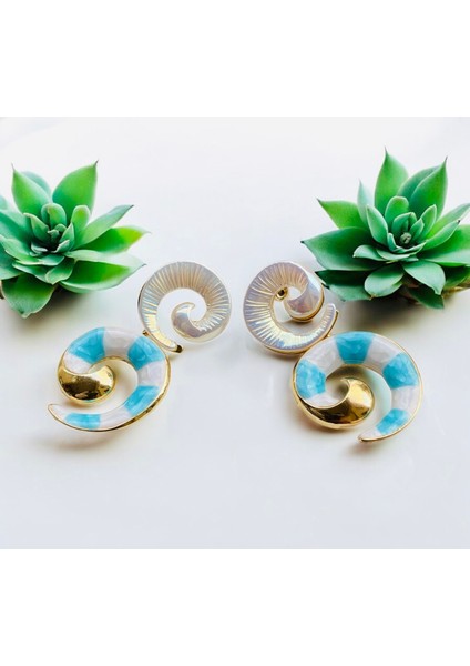 Renkli Mineli Taşlı Altın Renk Çivi Kilitli Sallantılı Tasarım Küpe fiyatları