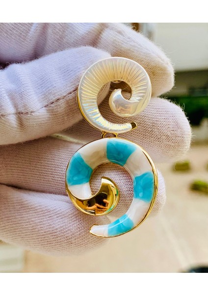 Renkli Mineli Taşlı Altın Renk Çivi Kilitli Sallantılı Tasarım Küpe fırsatları