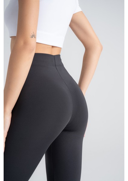 Kadın Toparlayıcı Tayt – Siyah Nervürlü Yüksek Bel Slim Fit, Dar Paça Sporcu Tayt