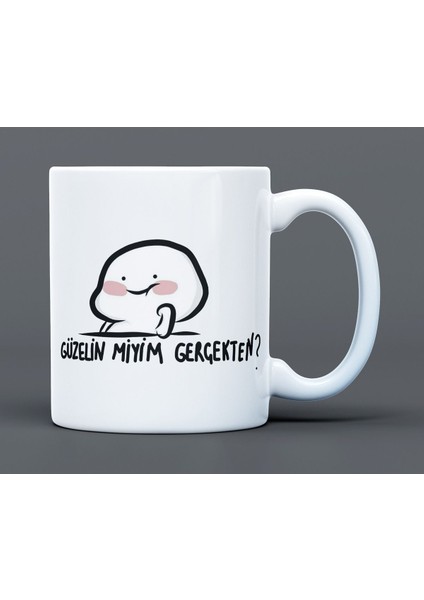Güzelin Miyim Gerçekten Yazılı Desenli Hediyelik Büyük Boy Porselen Kupa Bardak