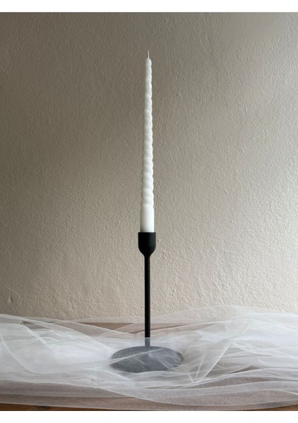 Beyaz Uzun Şamdan Mum: Şık ve Zarif Dekorasyon Parçası