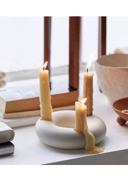 Beyaz 3 Bölmeli Şamdan Mumluk ile Şıklık ve Zarafet Sağlayın