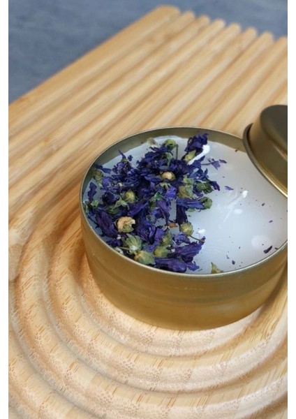 El Yapımı Altın Metal Kutuda Beyaz Mum, Mor Çiçek Detaylarıyla Şık Tasarım fiyatları