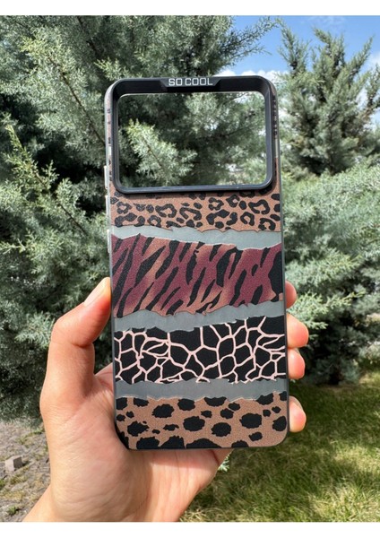 Poco X6 Pro Uyumlu Kılıf Leopar Desenli Kahverengi Çizgili Metalik Tuşlu Kamera Çıkıntılı Kapak