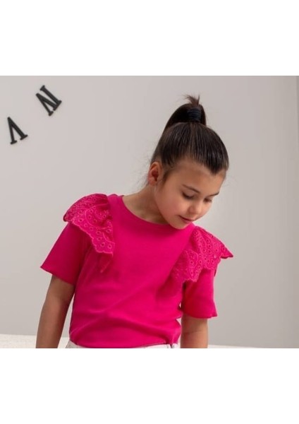 Fuşya Pembe Bisiklet Yaka Güpür Detaylı Yarım Kollu % 100 Pamuk Kız Çocuk T-Shirt