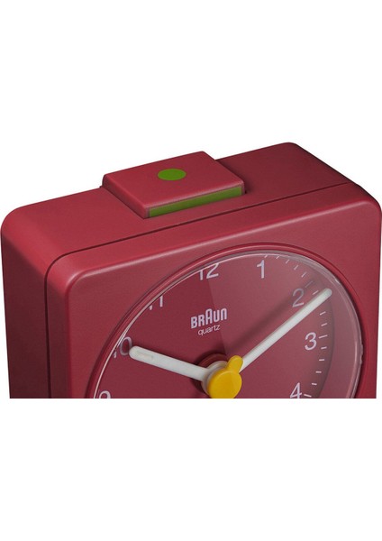 Kırmızı Renkli Klasik Seyahat Analog Masa Saati, Alarm Özelliği ile Kullanımda