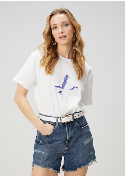 Kırık Beyaz Logo Baskılı T-Shirt fırsatları