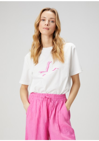 Beyaz Pembe Logo Baskılı T-Shirt fırsatları