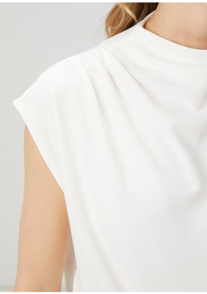 Beyaz Drape Detaylı T-Shirt indirimleri