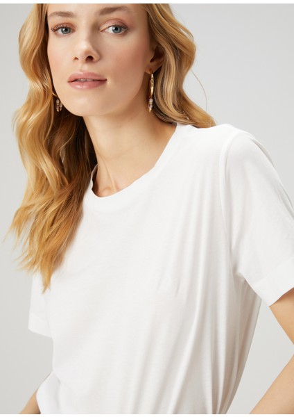 Kırık Beyaz Logo Detaylı Basic T-Shirt