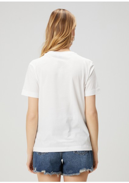 Kırık Beyaz Logo Detaylı Basic T-Shirt indirimleri