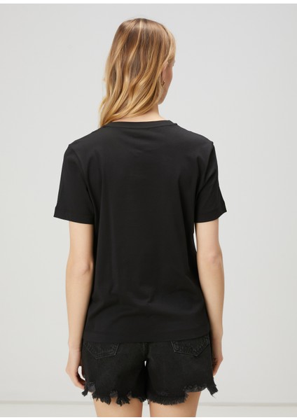 Siyah Logo Detaylı Basic T-Shirt