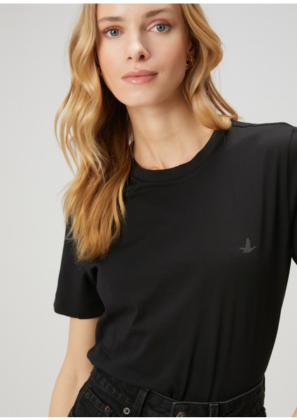 Siyah Logo Detaylı Basic T-Shirt fiyatları