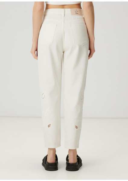 Mom Fit Kırık Beyaz Nakışlı Jean Pantolon fırsatları