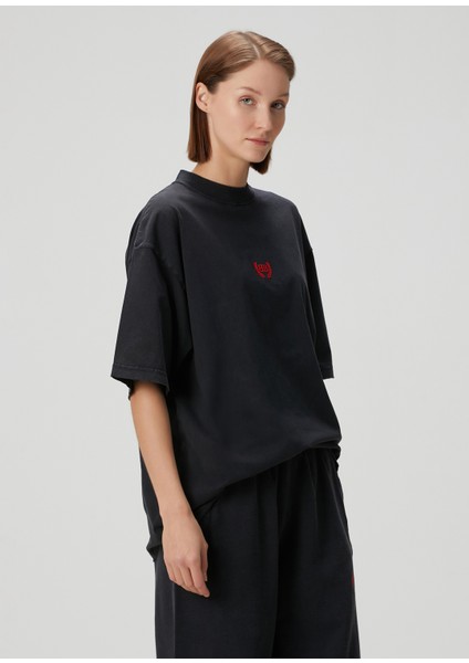 Siyah Logo Nakışlı T-Shirt modelleri